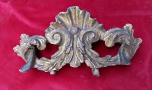 Piccola cimasa in legno dorato XVIII° sec. cm.23